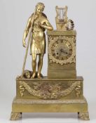 Empire PenduleFrankreich um 1840. Bronze. H. 46,5 cm. Schlag auf Glocke. Römische Ziffern. Werk