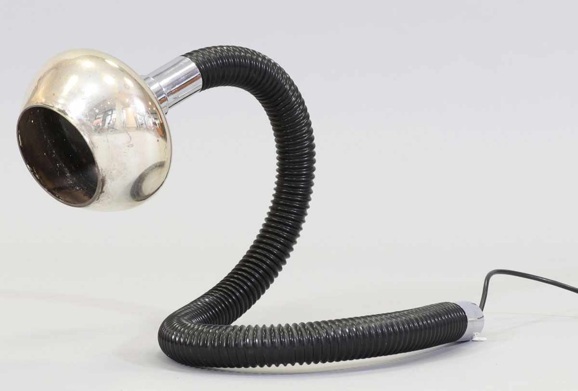Mid Century SpirallampeUm 1960. Chrom. Kunststoff. H. 51 cm. Rest.bed.- - -22.00 % buyer's premium