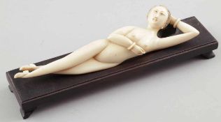 Doctor's LadyChina, 19. Jahrhundert. Elfenbein. L. 21 cm. Holzsockel. Liegender weiblicher Akt,