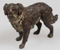 Wiener Bronze- Hund - Bronze. Polychrom koloriert (Reste der Fassung). H. 5 cm.- - -22.00 % buyer'