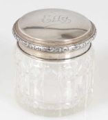 Deckeldose800er Silber. Glas. Punzen: Herst.-Marke, 800, Halbmond/Krone . H. 8,5 cm. Gew.: 56 g (