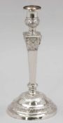 Empire-KerzenleuchterUm 1820/40. 812,5er Silber. Punzen: Herst.-Mark, 13. H. 28 cm. Gew.: 442 g. Auf