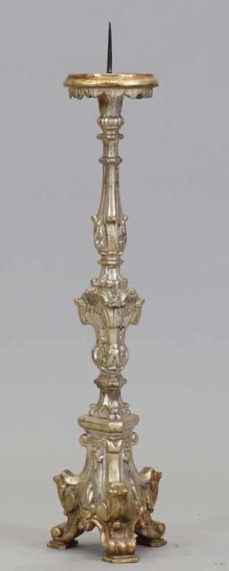 AltarleucherSüdtirol, um 1780. Holz, geschnitzt. Silber gefasst. H. 88 cm. Rest.- - -22.00 % buyer's