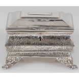 Biedermeier ZuckerdoseDeutschland, um 1830. 750er Silber. Punzen: 12. 11 x 15,5 x 12 cm. Gew.: 342