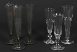 3 Sektflöten und 3 unterschiedliche Sektflöten19. Jahrhundert. Leicht gräuliches, blasiges Glas.