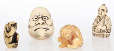 Konvolut 4 NetsukesJapan, um 1900. Elfenbein. Gelbe Jade. "Sitzender Affe", H. 3,5 cm. "No-Maske",