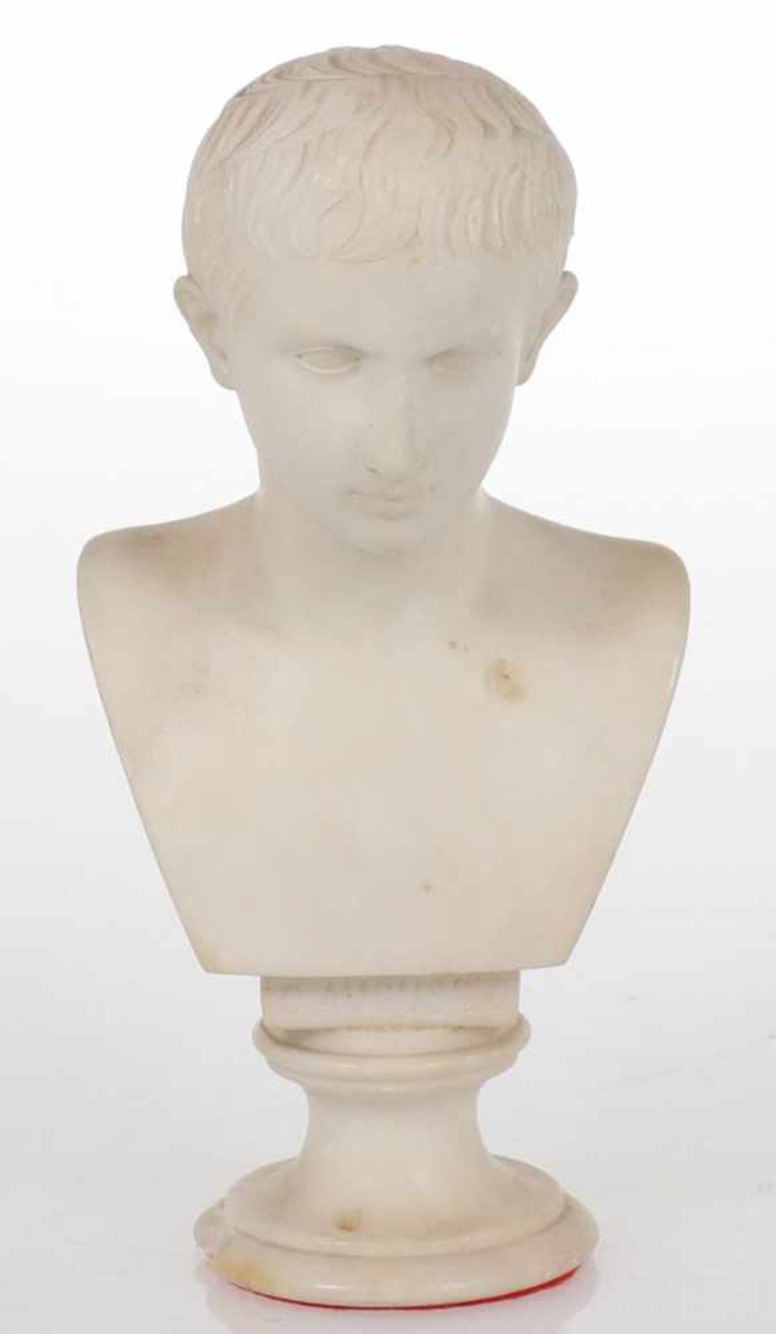 Künstler um 1900- Augustus - Alabaster. H. 21 cm. Vorderseitig bez.: C. AUGUSTO. Fehlstellen.