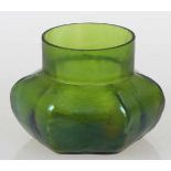 Sechseckige Jugendstil VaseUm 1920. Grünes Glas. Irisierende Oberfläche. H. 7,5 cm, D. der