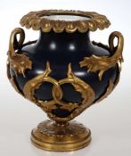 Vase mit BronzemontierungWohl Frankreich, 19. Jahrhundert. Porzellan, weiß, glasiert. Kobaltblauer
