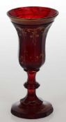 PokalglasUm 1860. Farbloses Glas. Facettiert. Rot lasiert. Gold bemalt. H. 19,5 cm. - Zustand: