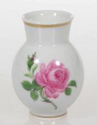 Kleine VaseStaatliche Porzellan Manufaktur, Meissen 1935-1947. - Rote Rose - Porzellan, weiß,