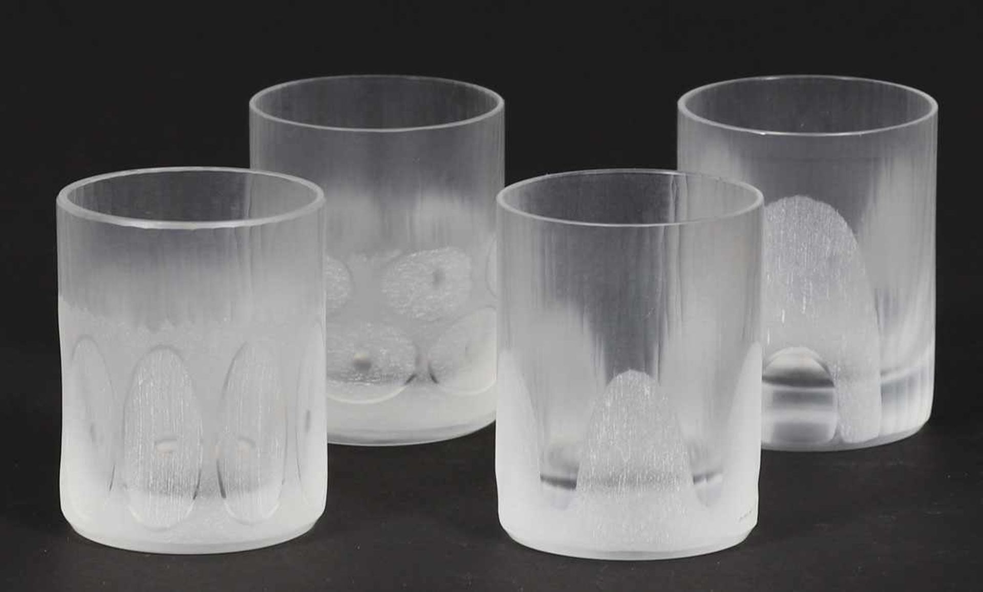 4 SchnapsbecherFarbloses Glas, unterschiedliche Kreissegmente eingeschliffen, außen mattiert. H. 6