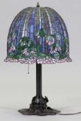 Tischlampe im Tiffany-StilLampenschirm aus rosafarbenem, blauem, grünem und violettem Glas im