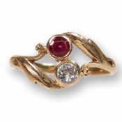 Ring mit Diamant und Rubin um 1900750/- Gelbgold, geprüft, ungestempelt. Gewicht: 2,8 g. 1 Rubin