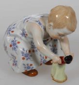 Kind mit Puppe, tanzendStaatliche Porzellan Manufaktur, Meissen 1992. Porzellan, weiß, glasiert.