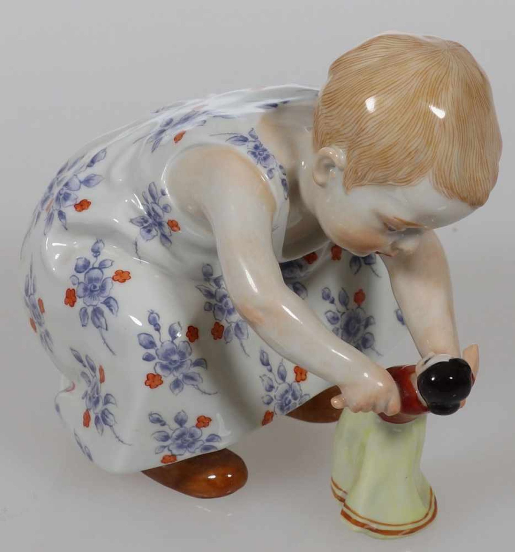 Kind mit Puppe, tanzendStaatliche Porzellan Manufaktur, Meissen 1992. Porzellan, weiß, glasiert.