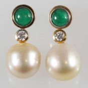 Paar Perlen-Ohrhänger mit Südseeperlen und Smaragden750/- Gelbgold und Weißgold, gestempelt.