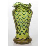 Kleine Jugendstil Vase mit gewelltem RandUm 1900. Farbloses Glas mit grünen Kröseleinschmezungen