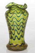 Kleine Jugendstil Vase mit gewelltem RandUm 1900. Farbloses Glas mit grünen Kröseleinschmezungen