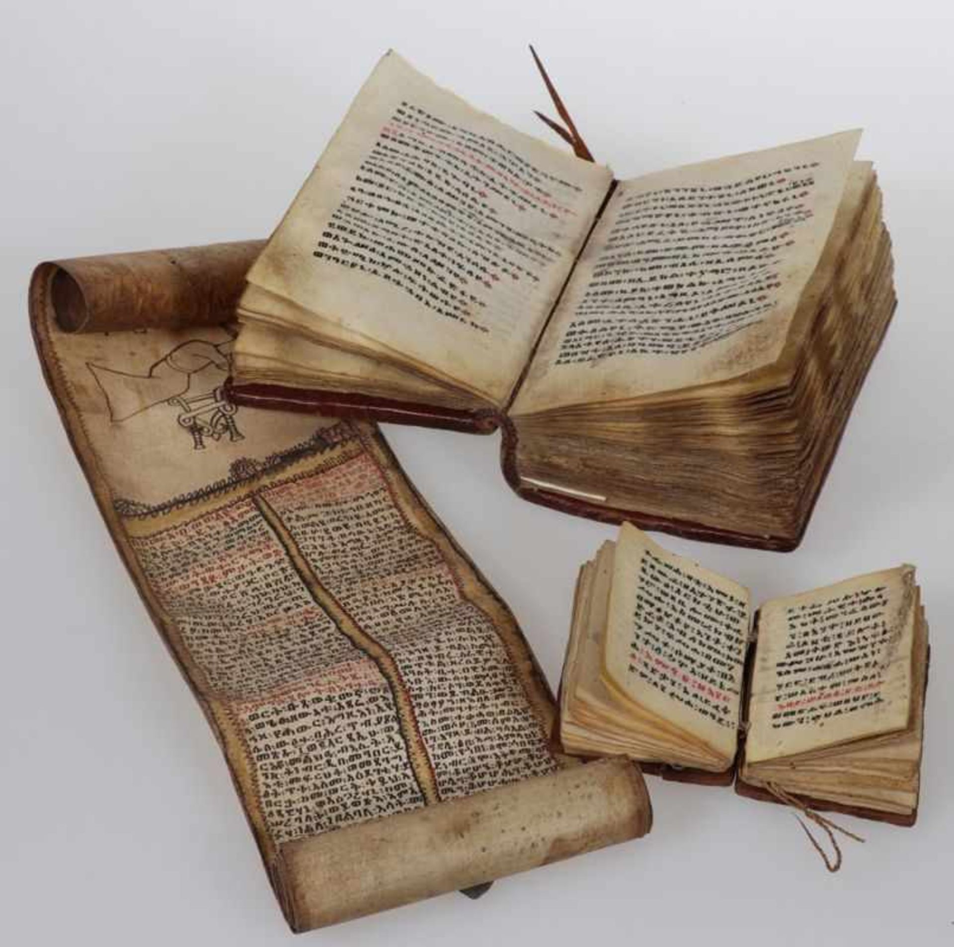 Konvolut hebäischer Handschriften2 Bücher mit Holz- bzw. gepr. Ledereinband. 1 Schriftrolle mit