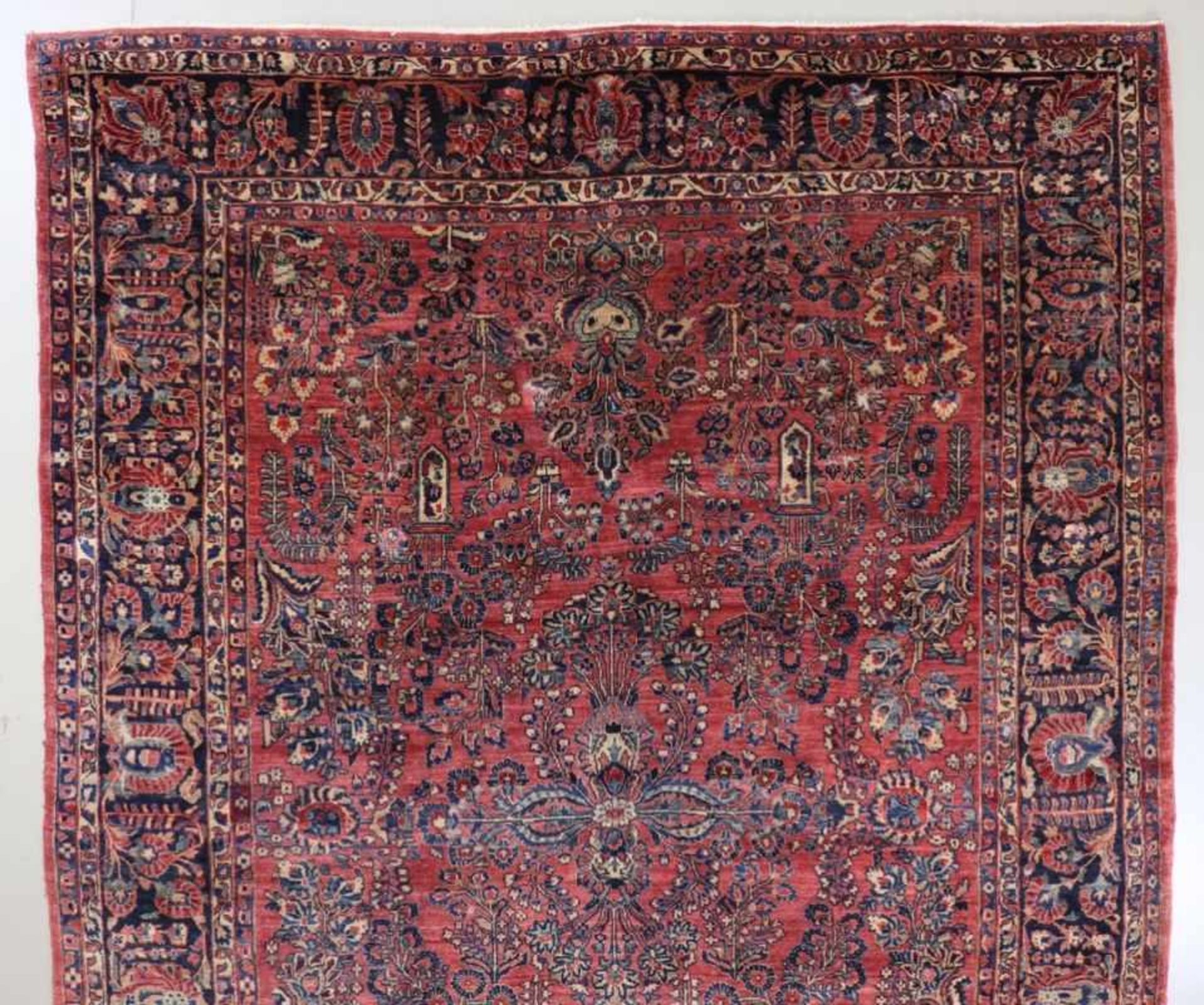 SarukWestpersien. Wolle. 361 x 268 cm. Gut erhaltener Teppich mit klassischer Musterung auf rotem - Image 2 of 2
