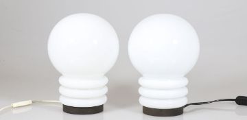 Paar Tischlampen als GlühbirnenLimburg/Deutschland. Milchglas. Kunststoff. H. 26 cm.- - -22.00 %