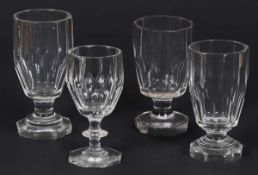 4 Fußbecher19. Jahrhundert. Farbloses Glas, facettiert. H. 12 bis 13,5 cm. - Zustand: 1 Fb. mit 3