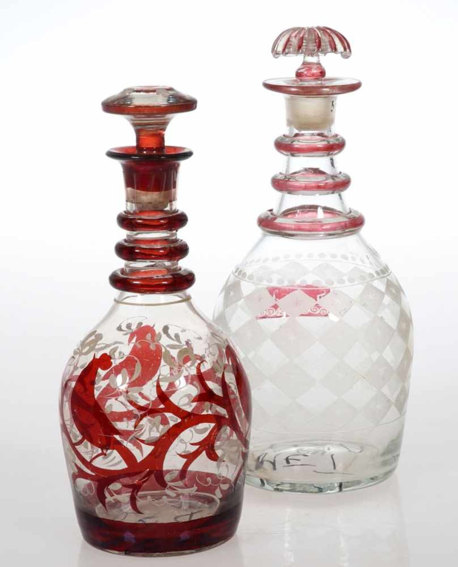 2 unterschiedliche Biedermeier Karaffen mit StöpselUm 1860. Farbloses Glas. Opakweiß und rot bemalt.