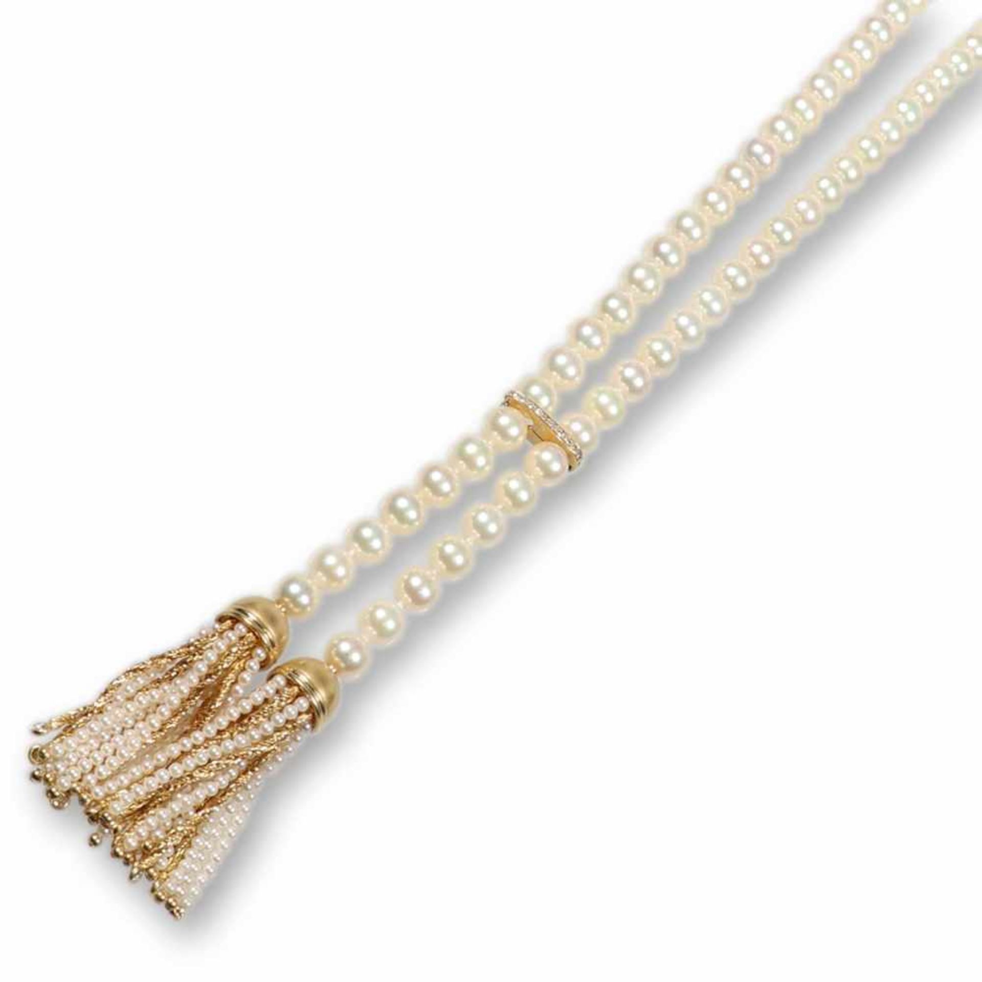 Schöne lange Perlenkette mit Quasten und Brillant-ClipCa. 100 Zuchtperlen (D. 0,85 cm) in feiner
