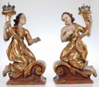 Bildschnitzer des 18. Jahrhunderts- Paar Leuchterengel - Holz. Polychrom und gold gefasst.