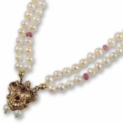 Perlenkette mit Biedermeieranhänger19. Jahrhundert. Schaumgold. Gewicht: 34 g. Div. Perlen und