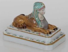 Briefbeschwerer Sphinx mit zweifach gestuftem SockelKönigliche und Staatliche Porzellan