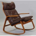 Mid Century SchaukelstuhlJacob Kjær/Dänemark, um 1960. Teakholz. 41/104 x 63 x 74 cm. Nackenrolle