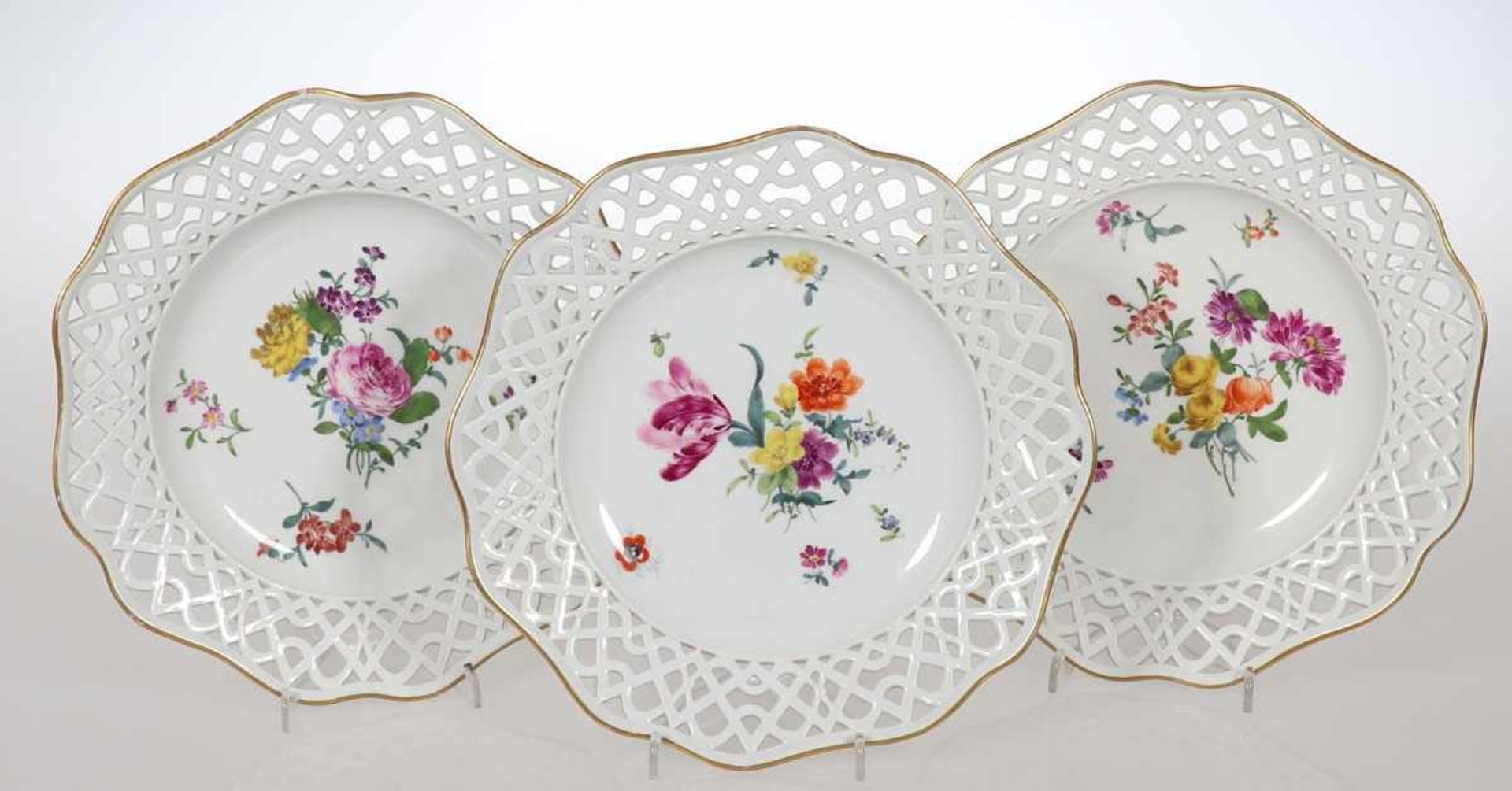 3 DurchbruchtellerMeissen, 1740-1780. - Blumenbukett - Porzellan, weiß, glasiert. Polychrom