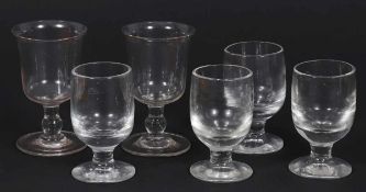 4 Fußbecher und 2 FußbecherFarbloses Glas. H. 10,5 cm, alle 4 Fb. mit Eichstrich 01L. - H. 13 cm.- -