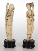 Paar OkimonosJapan, um 1900. - Glücksgott mit Pfirsich und Geisha - Elfenbein. H. 24 cm.- - -22.00 %