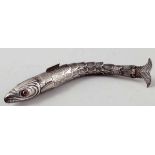 Seltener Gliederfisch für NähzeugNorddeutschland, um 1820. Silber. Glassteinbesatz. L. 14,5 cm.