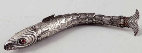 Seltener Gliederfisch für NähzeugNorddeutschland, um 1820. Silber. Glassteinbesatz. L. 14,5 cm.