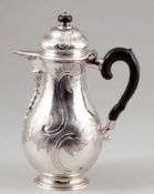 Seltene Rokoko KaffeekanneChristian Ludwig Pintsch I/Berlin um 1770. Silber. Punzen: Herst.-Marke,