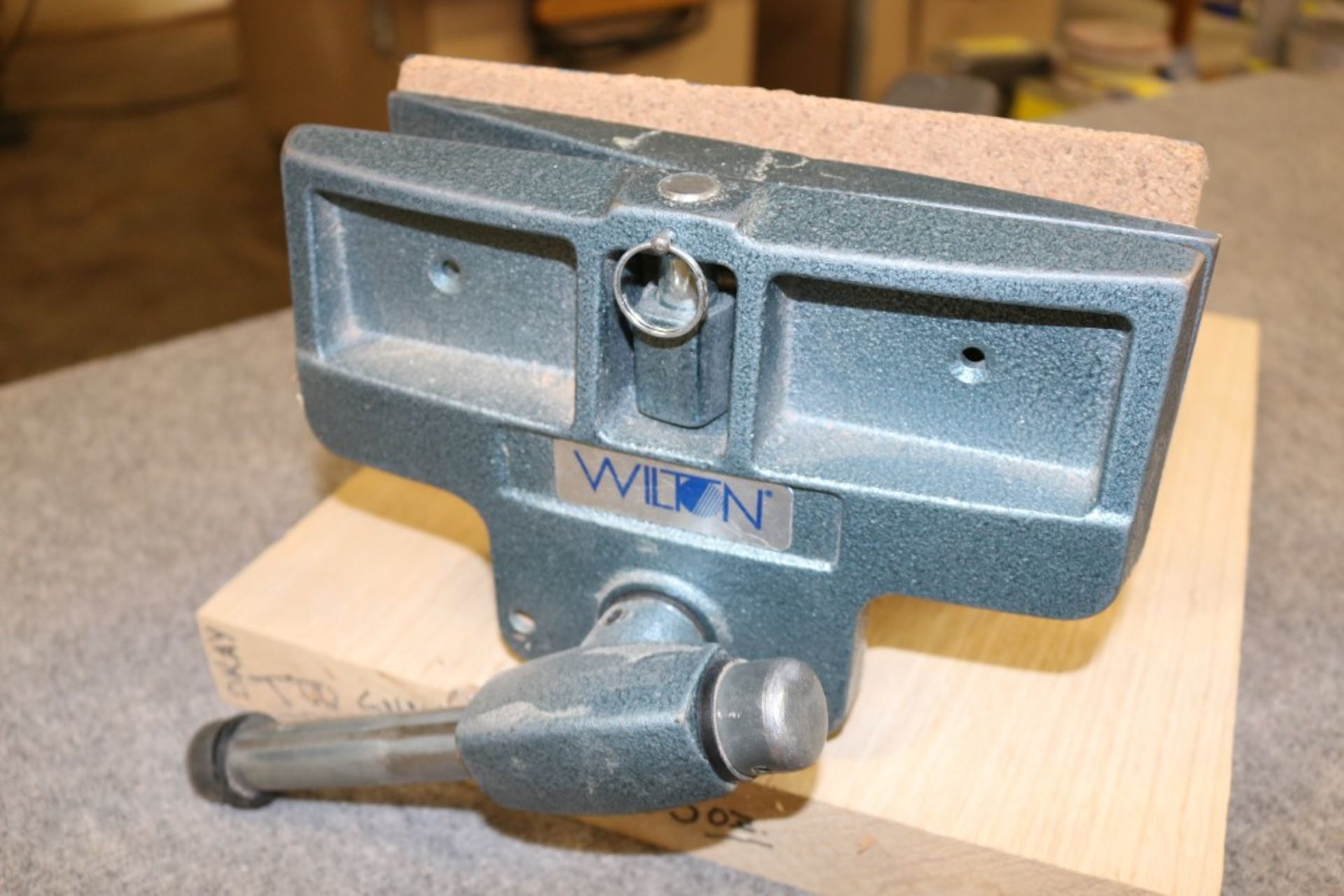 Wilton 10" Heavy Duty Vise and 4" Table Top 90 Degree Swivel Vise - Image 2 of 7