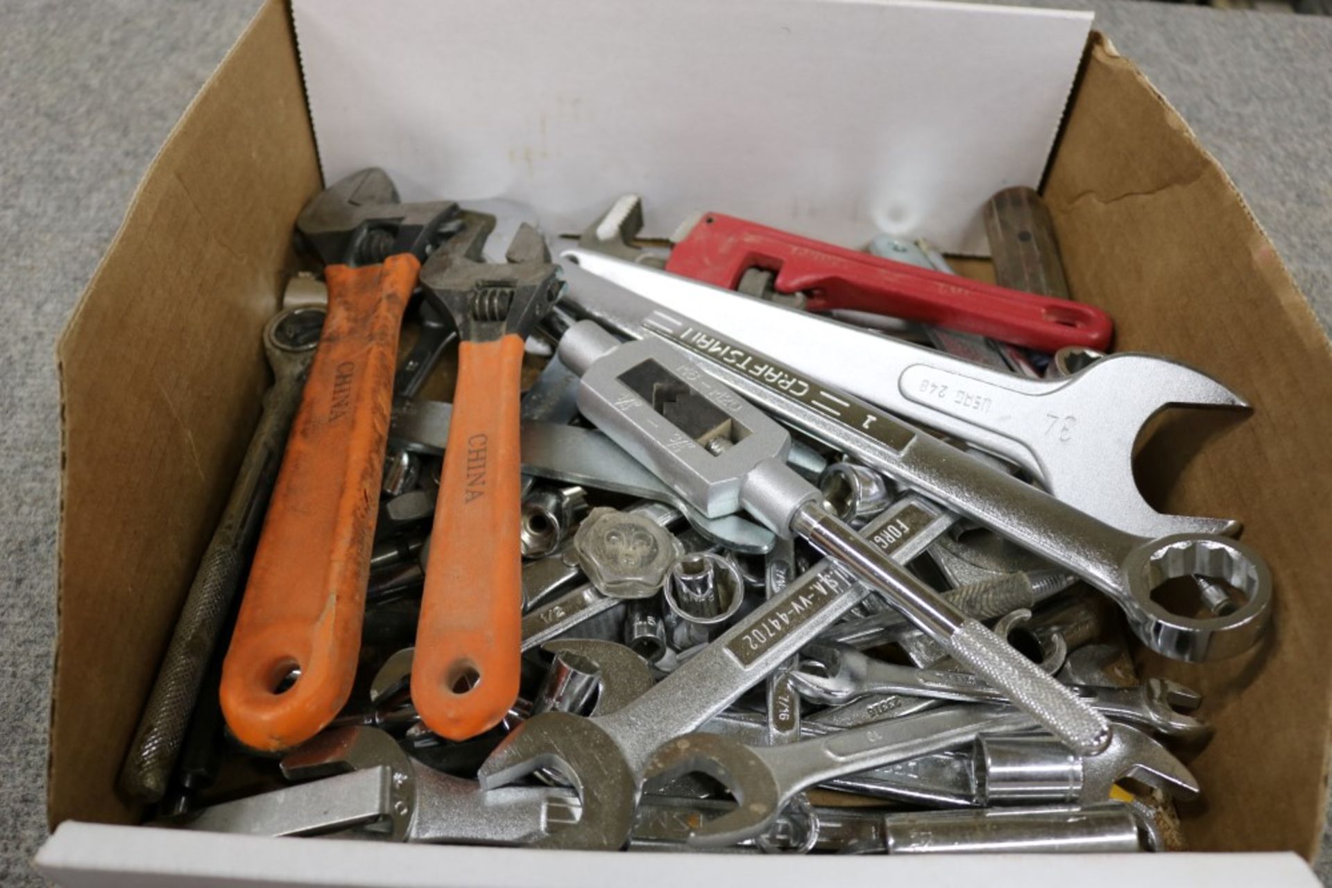 Box of Wrenches, Sockets, Pttsburg 18" Pipe Wrench and Pipe Threading Tool with Attachements - Image 2 of 5