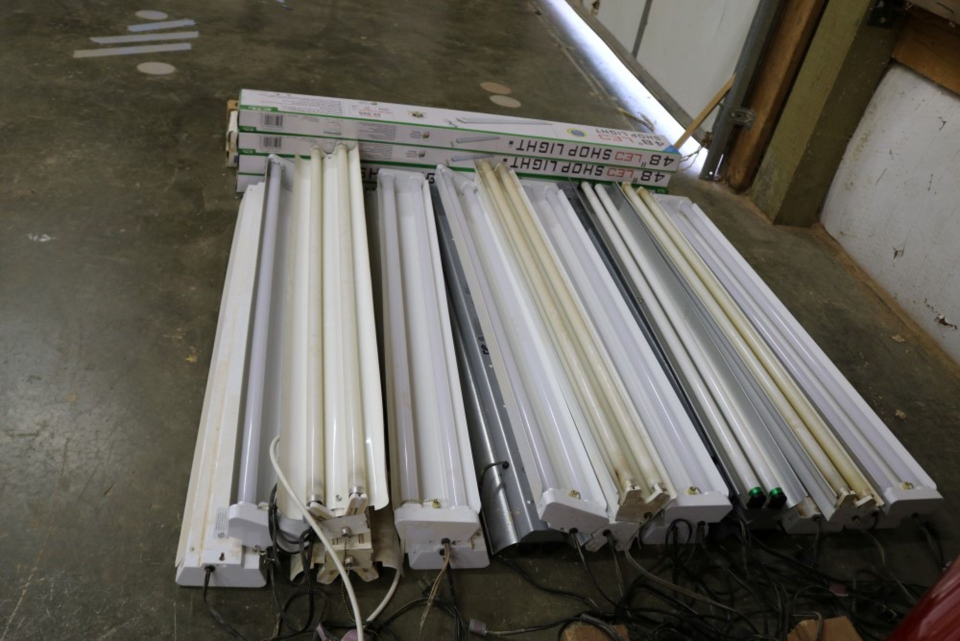 (26) Large Lot of 48" Fluorescent and LED Shop Lights, CTL, Lithonia and American Fluorescent - Image 9 of 13