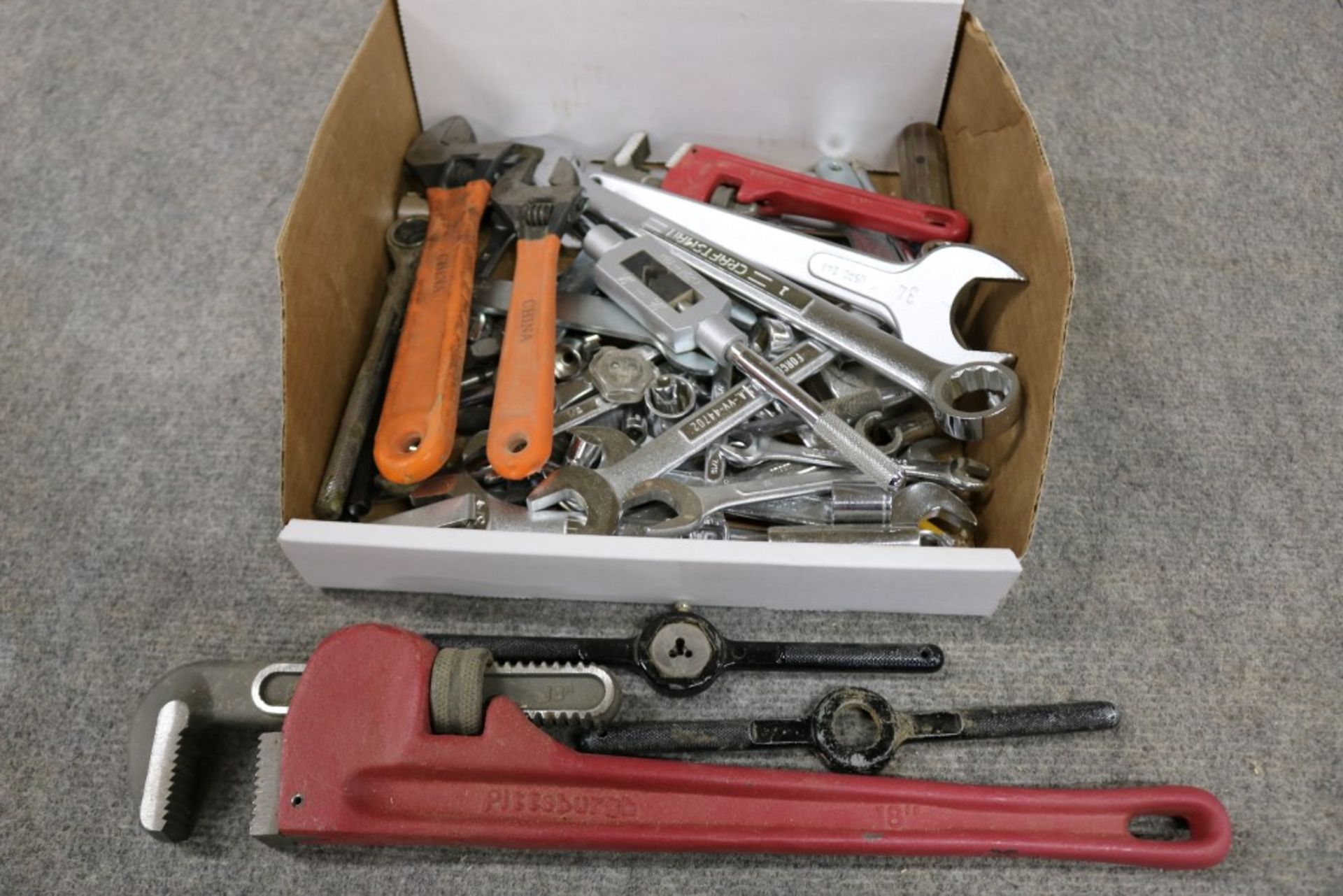 Box of Wrenches, Sockets, Pttsburg 18" Pipe Wrench and Pipe Threading Tool with Attachements - Image 3 of 5