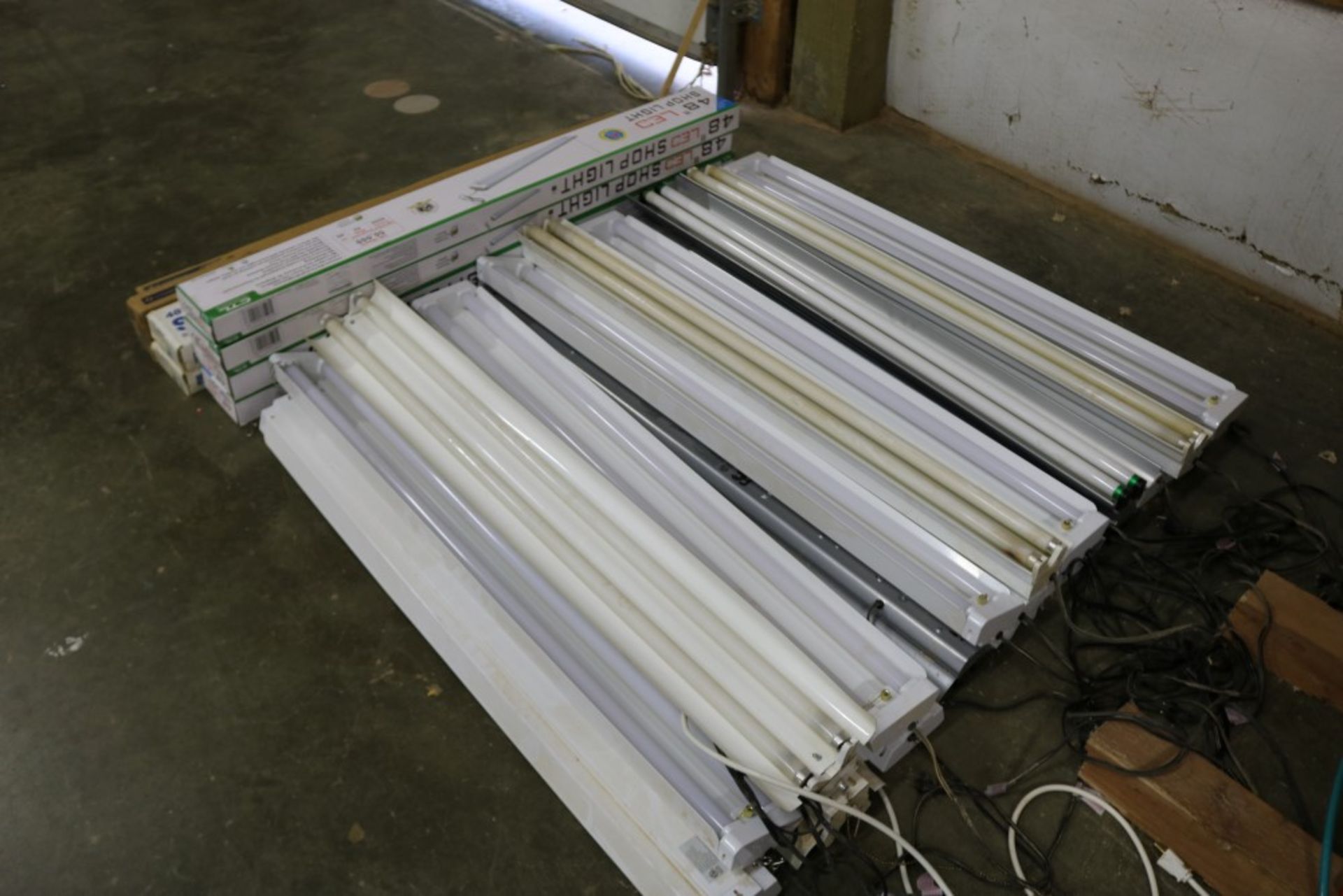 (26) Large Lot of 48" Fluorescent and LED Shop Lights, CTL, Lithonia and American Fluorescent - Image 10 of 13