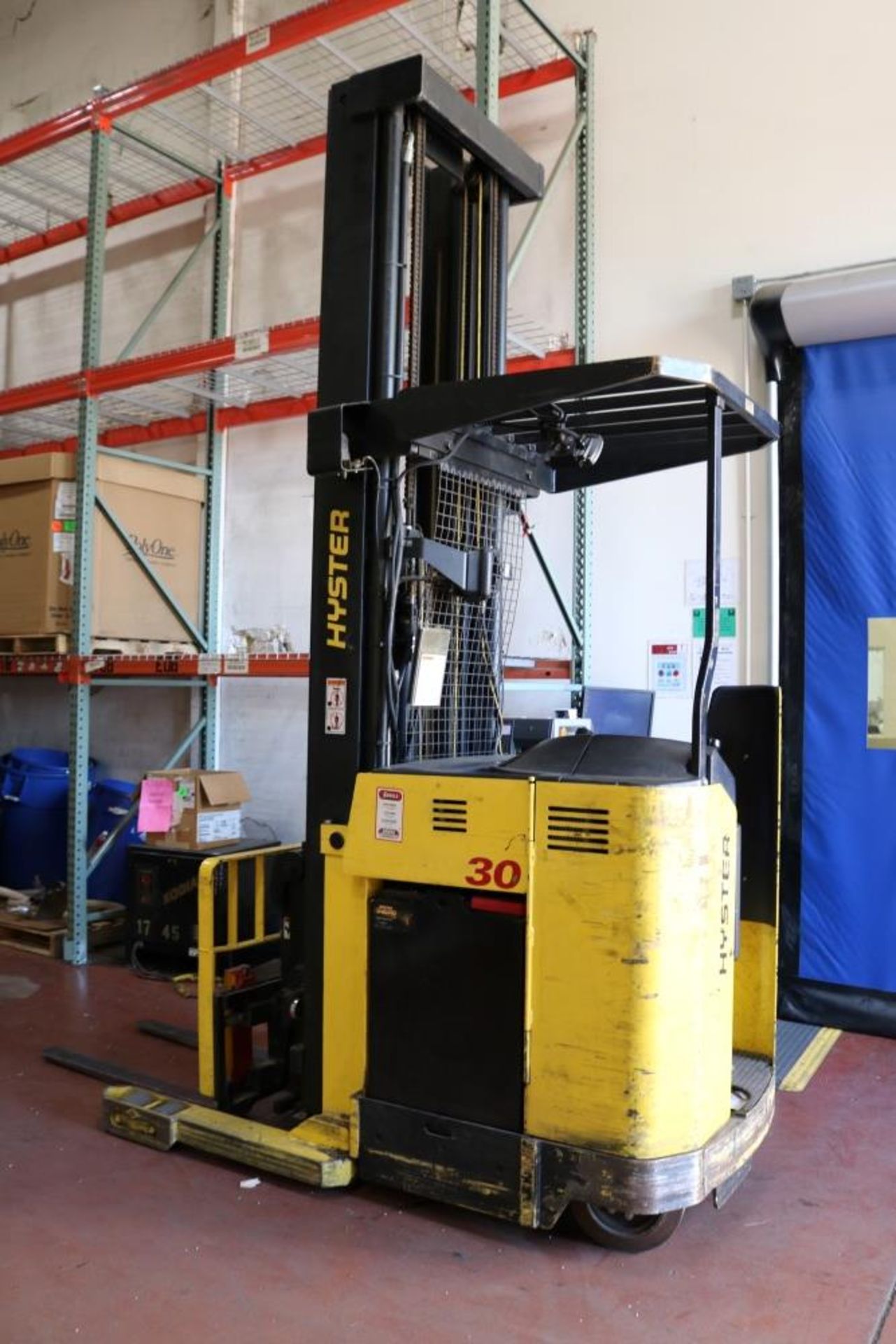 Hyster Stand Up Scissor Lift w Extended Reach Forks, Capacity 3,000 lbs. Overall Weight 10,060