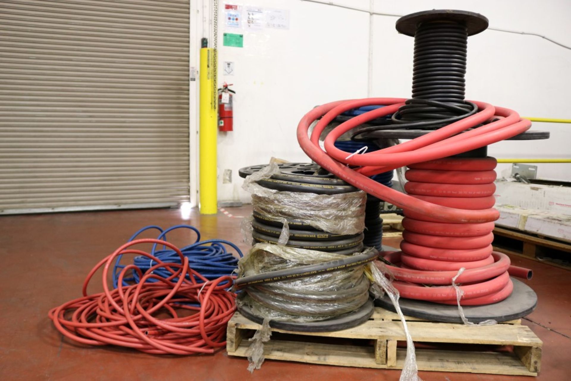 Entire Pallet of 3/8" Black and Blue 300PSI Air or Water Hose, Two rolls of 3,000 PSI Hydraulic Hose - Image 4 of 6