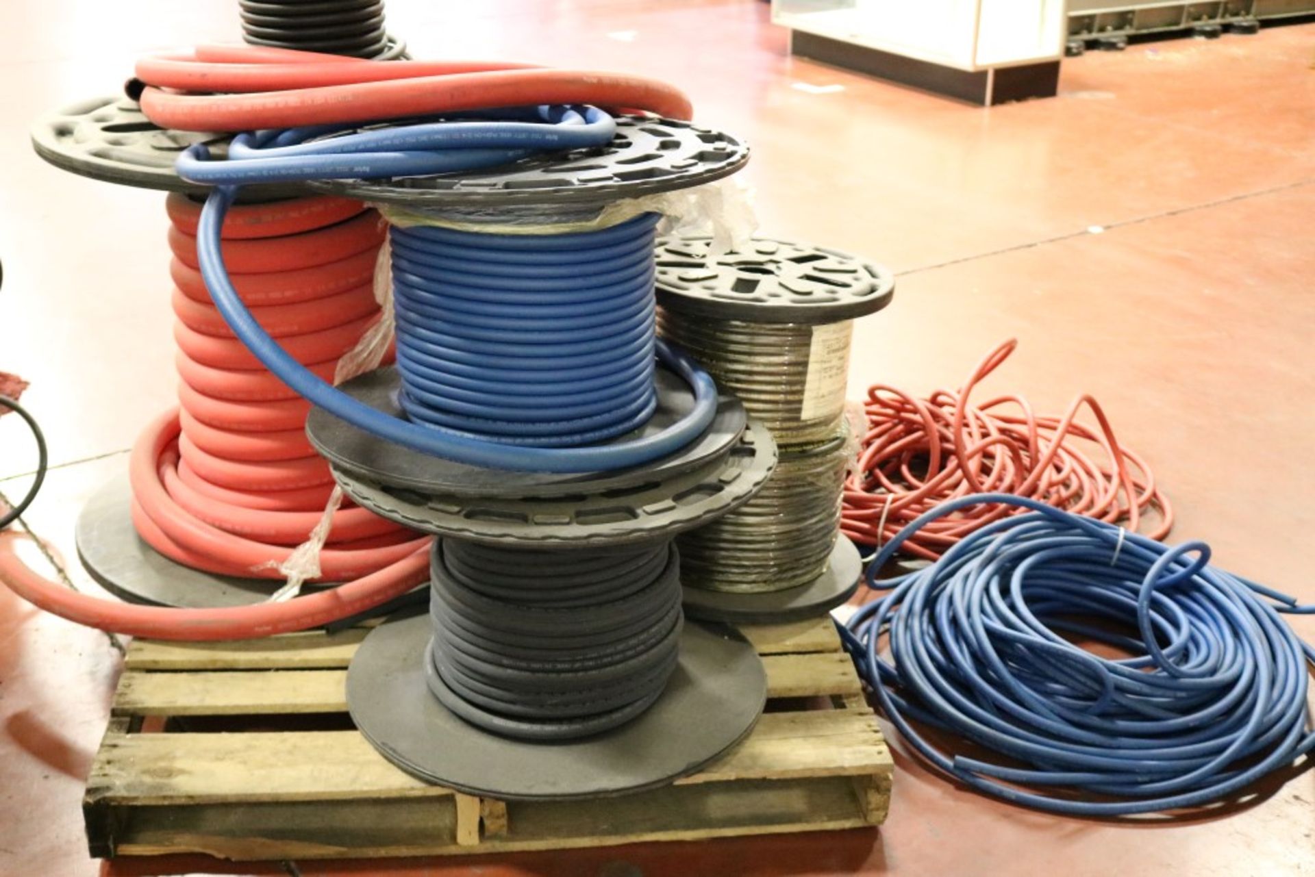 Entire Pallet of 3/8" Black and Blue 300PSI Air or Water Hose, Two rolls of 3,000 PSI Hydraulic Hose - Image 5 of 6