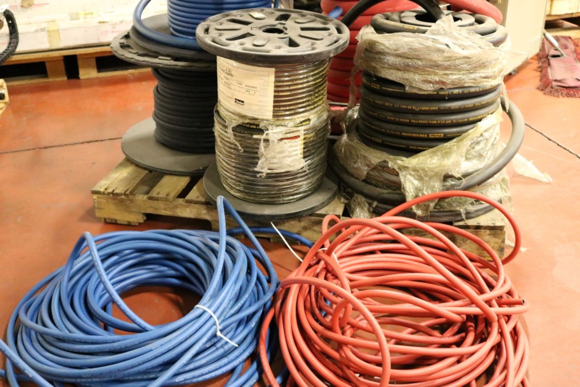 Entire Pallet of 3/8" Black and Blue 300PSI Air or Water Hose, Two rolls of 3,000 PSI Hydraulic Hose - Image 3 of 6