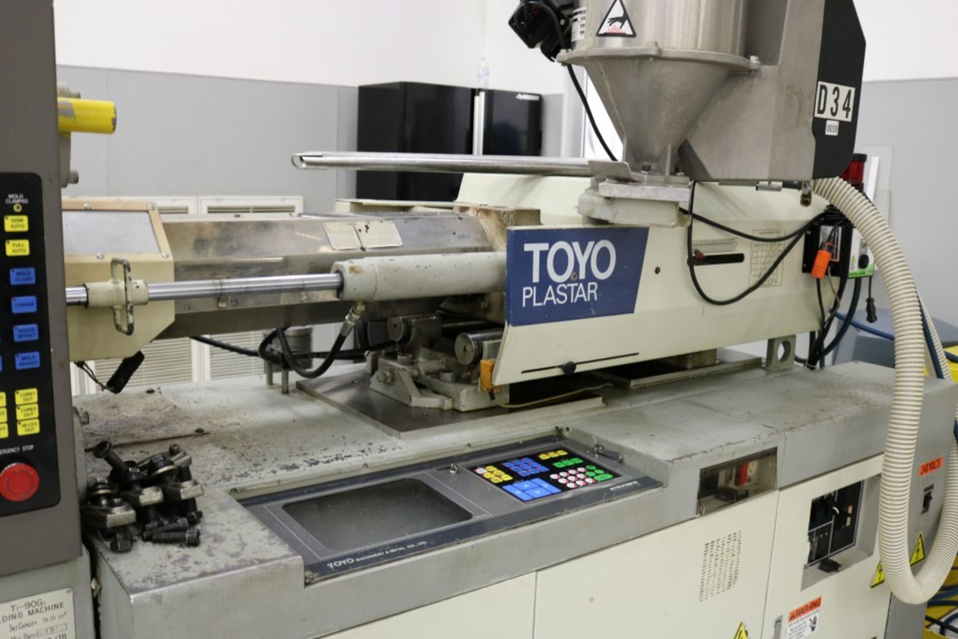 1992 Toyo 90 ton Injection Molding Machine - 5.5 oz. Shot, Core Pull, Model TI-90G2 - Image 3 of 14