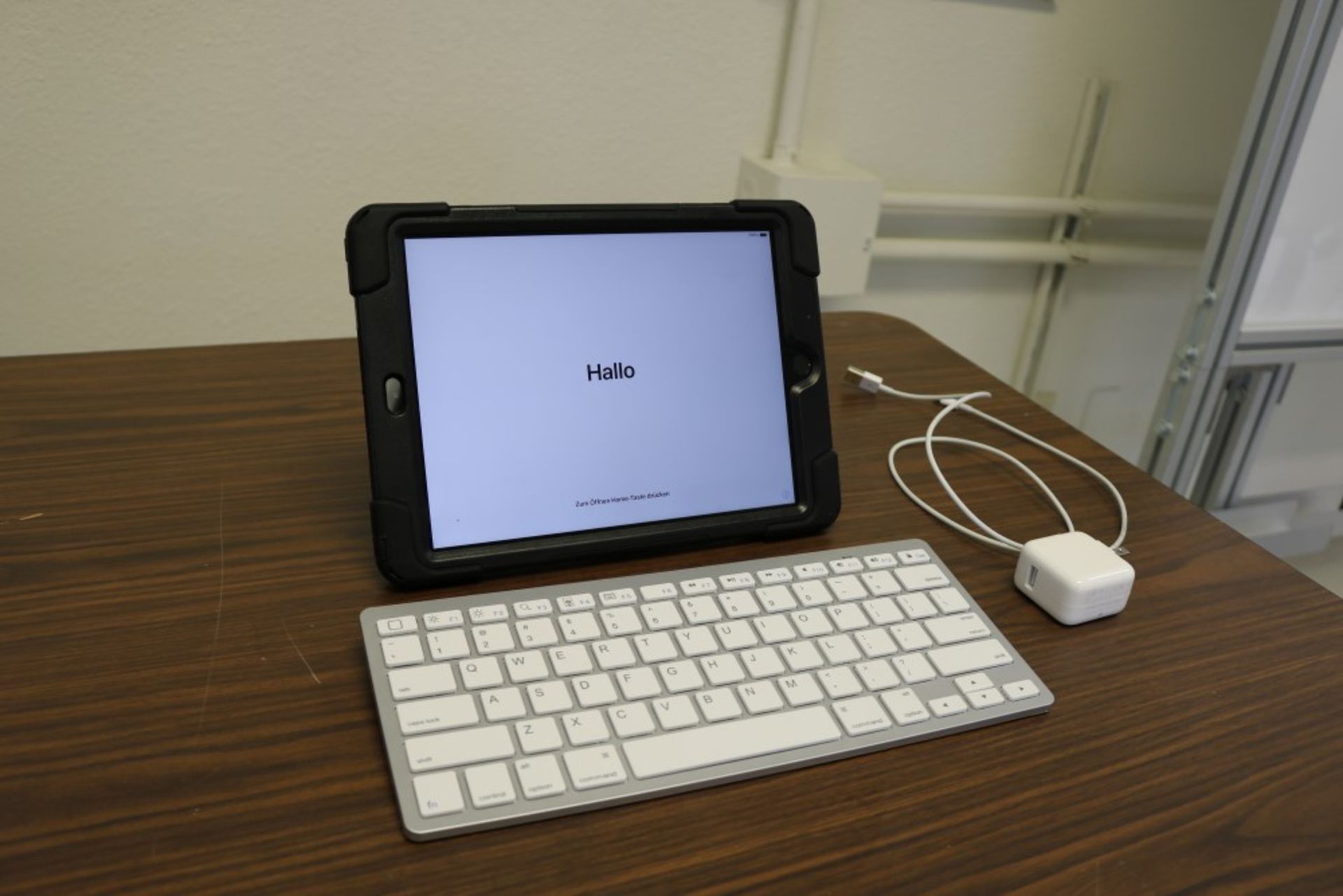 Ipad 32G, Gen 6, Wifi Enabled, With Otterbox Heavy Duty Case and Kickstand, Omoton Wireless